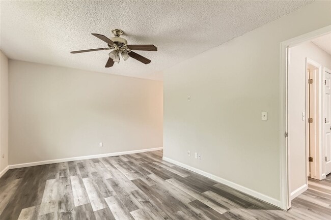Building Photo - Charming 3 Bedroom 2 Bath Townhome In Aurora!