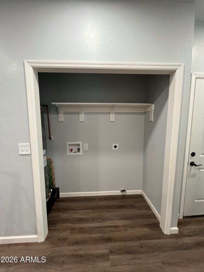 Building Photo - 713 W Adobe Dam Dr