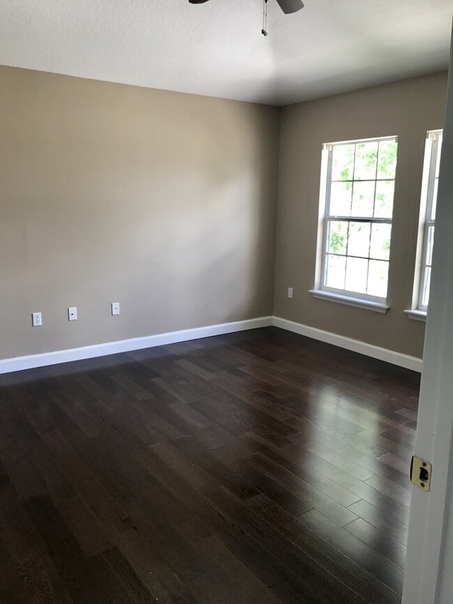 Building Photo - 2 Bed / 2 Bath Condo with 1-Car Garage in ...