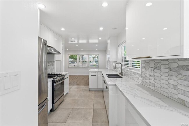 Building Photo - 2510 Paloma St