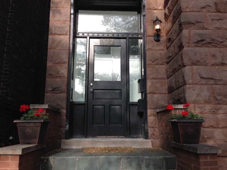 Building Photo - 827 N Damen Ave