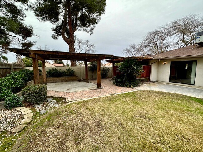 Building Photo - 9913 Spring Oak Dr