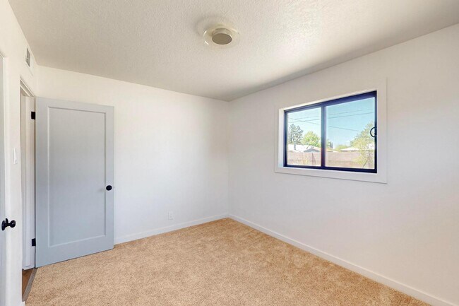 Building Photo - 2227 Inez Dr NE