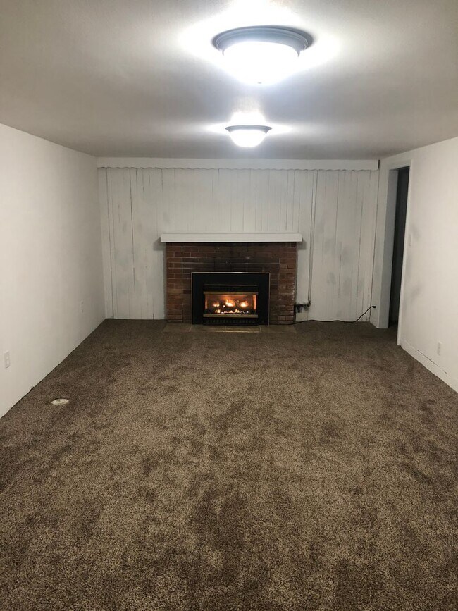 Building Photo - Adorable 3 Bed 1.5 Bath House