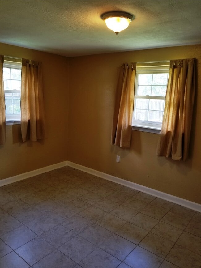 Building Photo - ~3/1~Sherman Ave~Cute home with fenced bac...