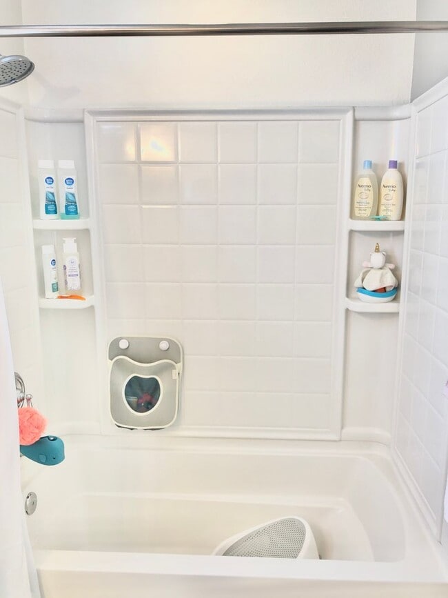 Building Photo - Beautifully Upgraded & Appointed End Condo...