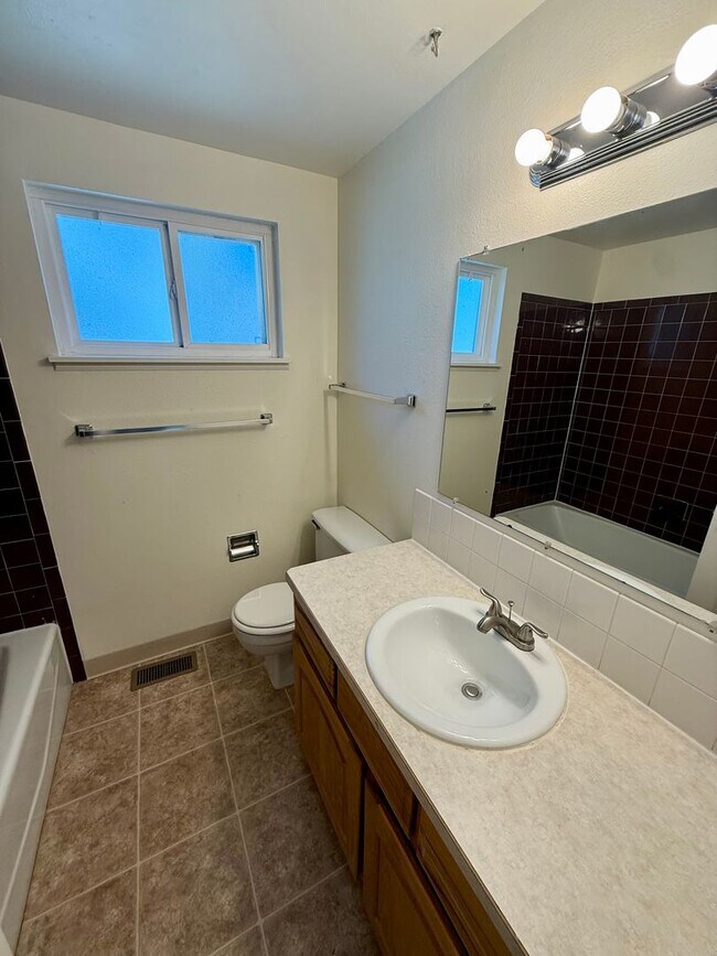 Building Photo - Spacious 4 Bed, 2.5 Bath Home in Fort Collins