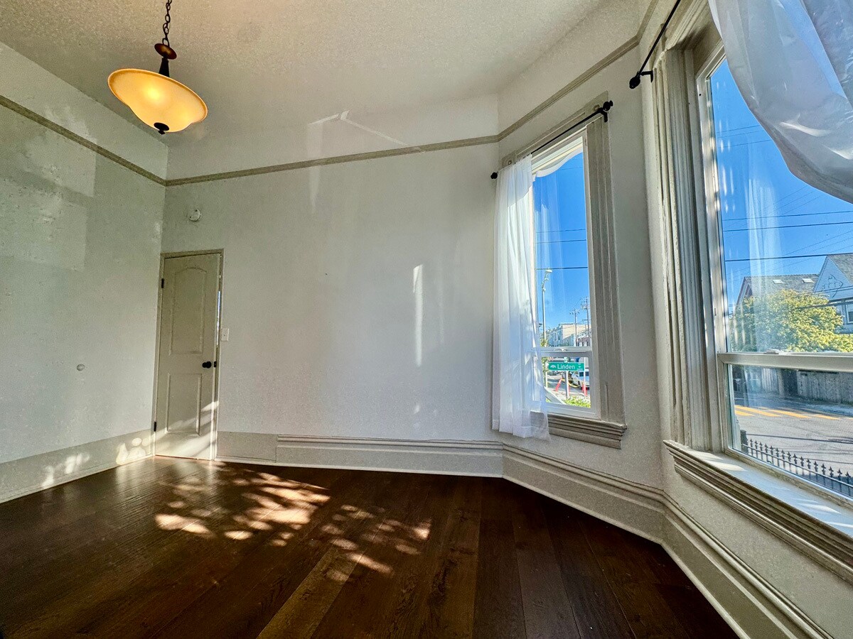 Building Photo - 1054 24th St