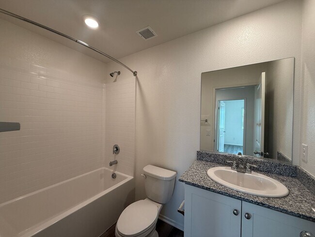 Building Photo - West Lancaster 4 bedroom!