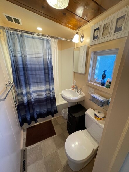 bathroom - 38B Warren Ave