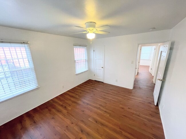 Building Photo - 3bd/1ba home in Rosewood. Huge backyard and 2 car garage!!