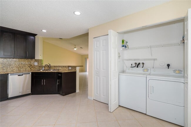 Building Photo - 4152 Pine Ridge Ln