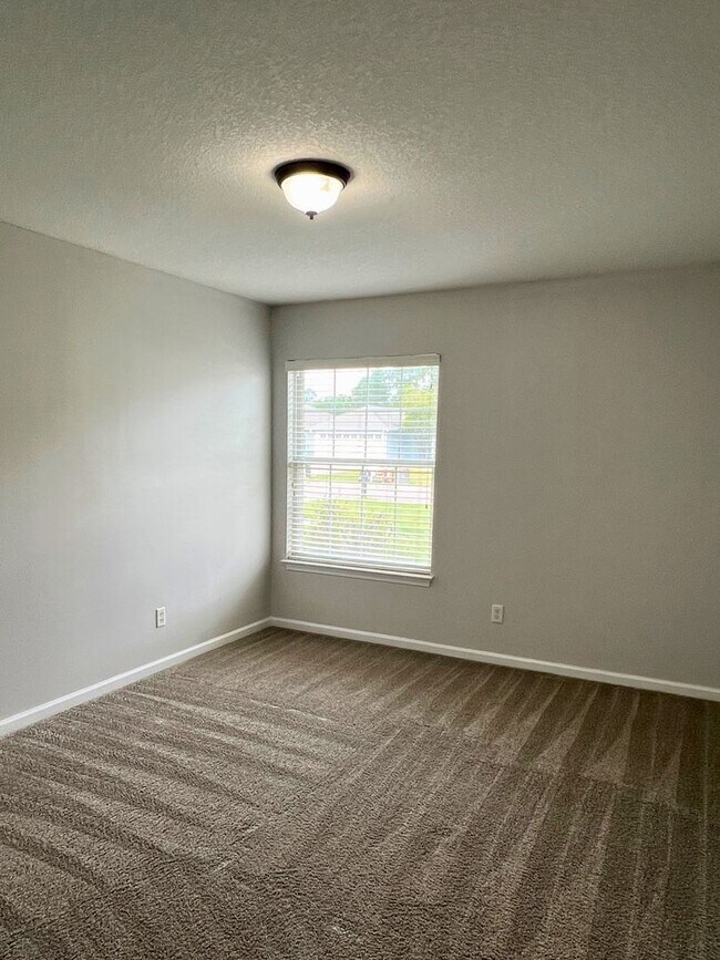 Building Photo - 3/2 centrally located!!