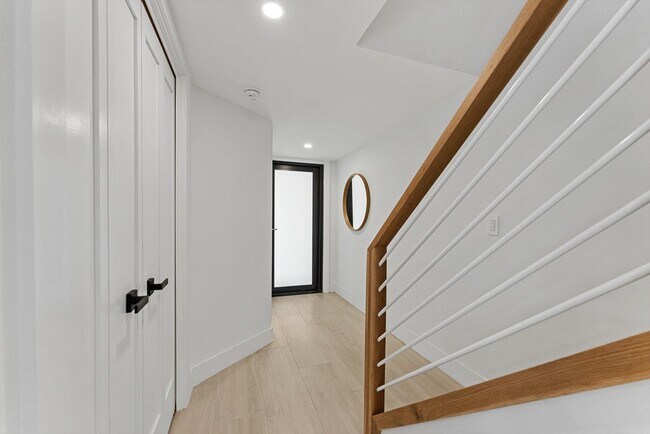 Building Photo - 1013 Bel Air Dr