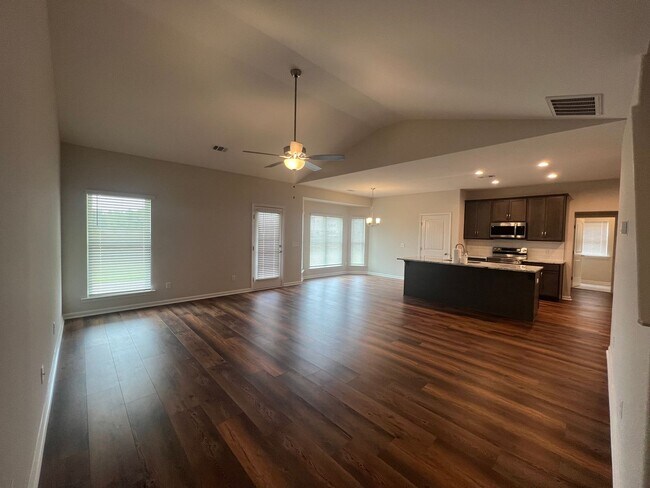 Building Photo - 5 bedroom, 3 bath home in Savannah, near I-16