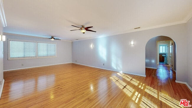 Building Photo - 432 S Doheny Dr