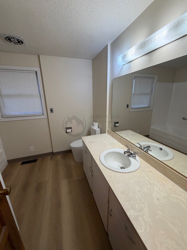 Building Photo - Single Level Duplex- Rent Ready!