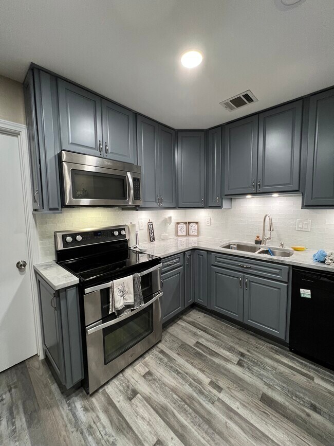 Double oven, glass top stove - 3942 Solano Rd