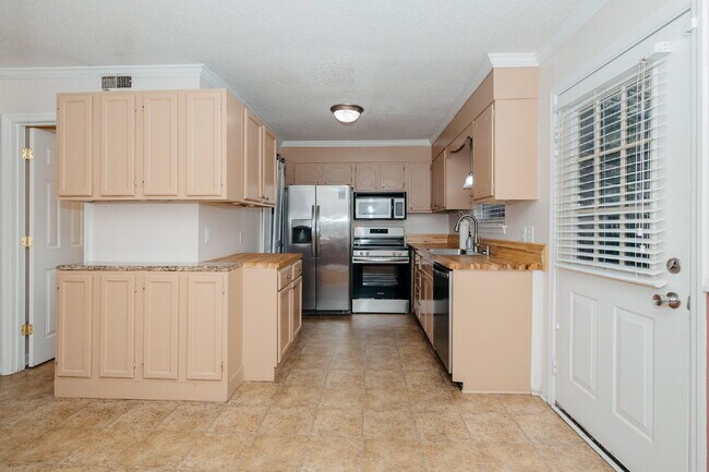 Building Photo - 415 Parkdale Dr