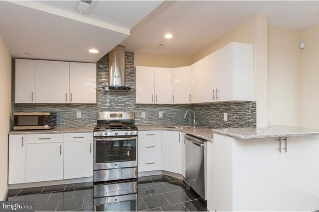 Primary Photo - 225 W Girard Ave