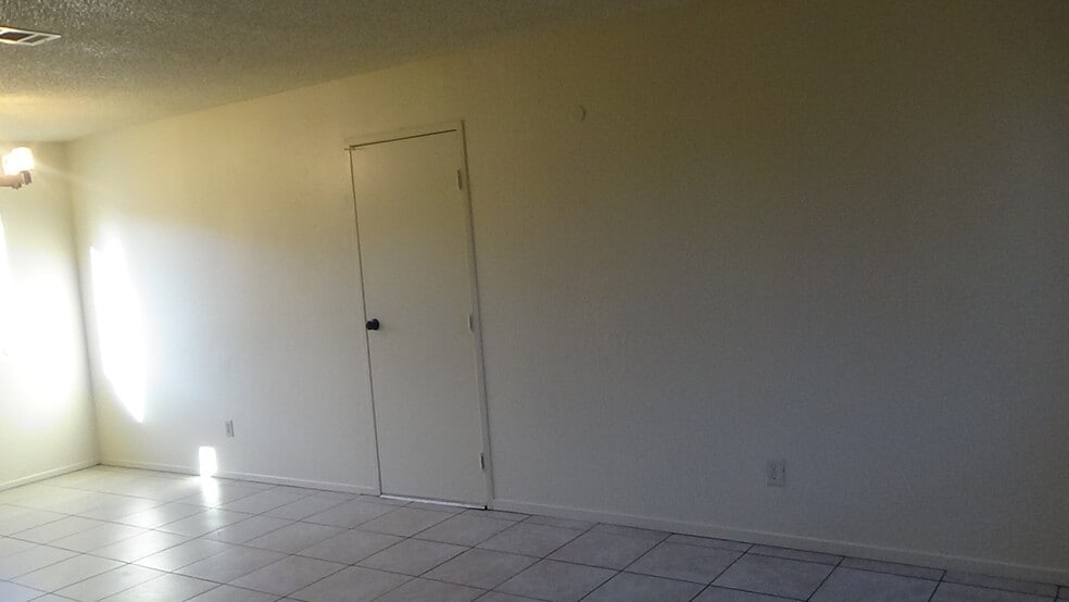 Building Photo - 701 Summerwood Ln