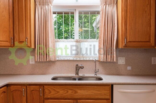 Building Photo - WOW!!!   PRICE REDUCED FOR FALL!!