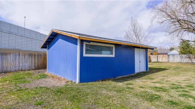 Building Photo - FURNISHED MONTH TO MONTH with 20x30 Storage!