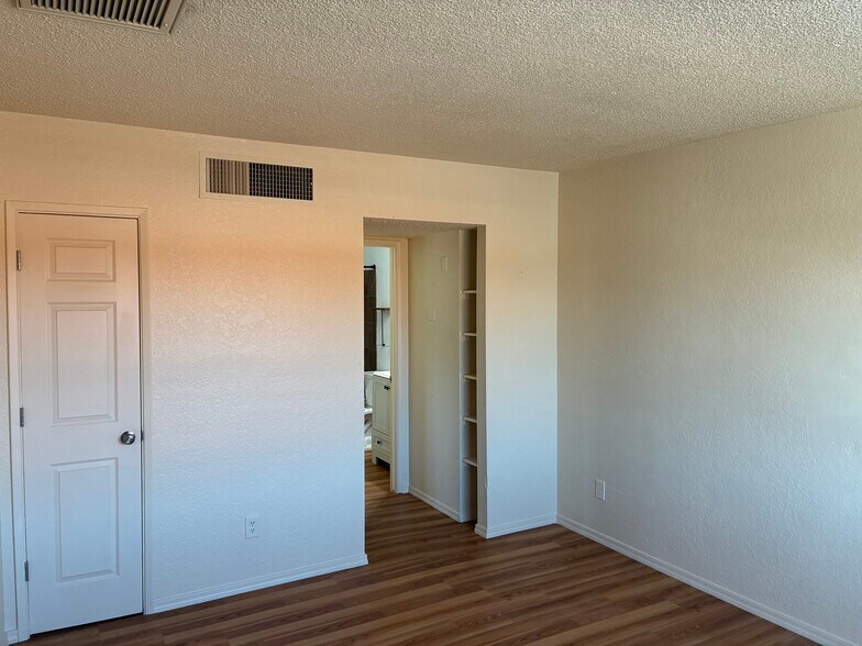 Building Photo - 923 N Swan Rd