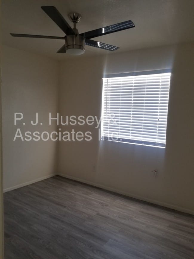 Building Photo - 3015 E Paradise Ln #102