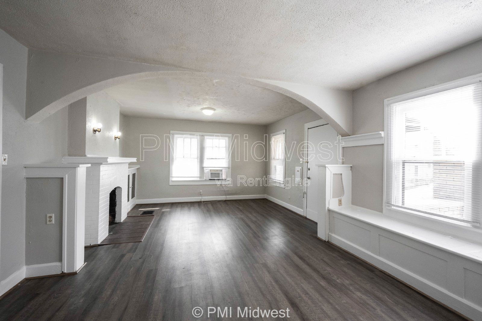 Building Photo - 824 E 44th St