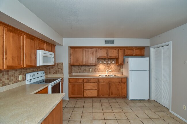 Building Photo - 2490 W Yowell Ct