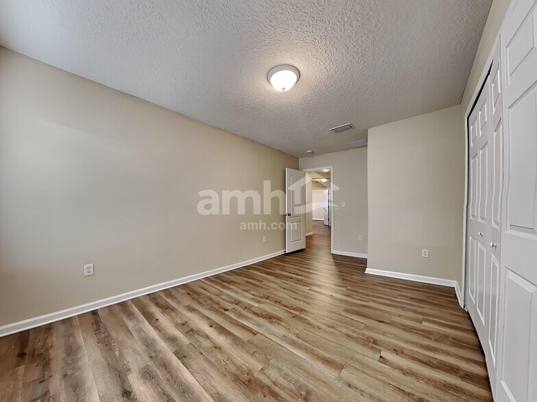 Building Photo - 11501 Brian Lakes Dr N