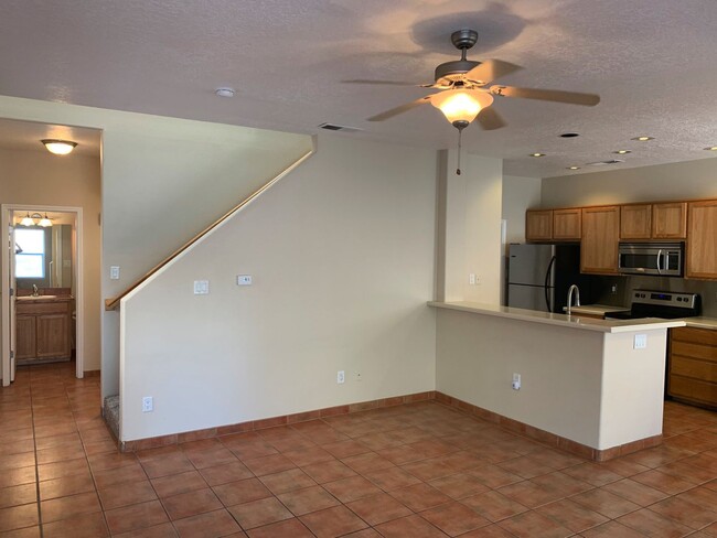 Building Photo - 3 bd / 2.5 bth / 2 car garage near UNM, CN...