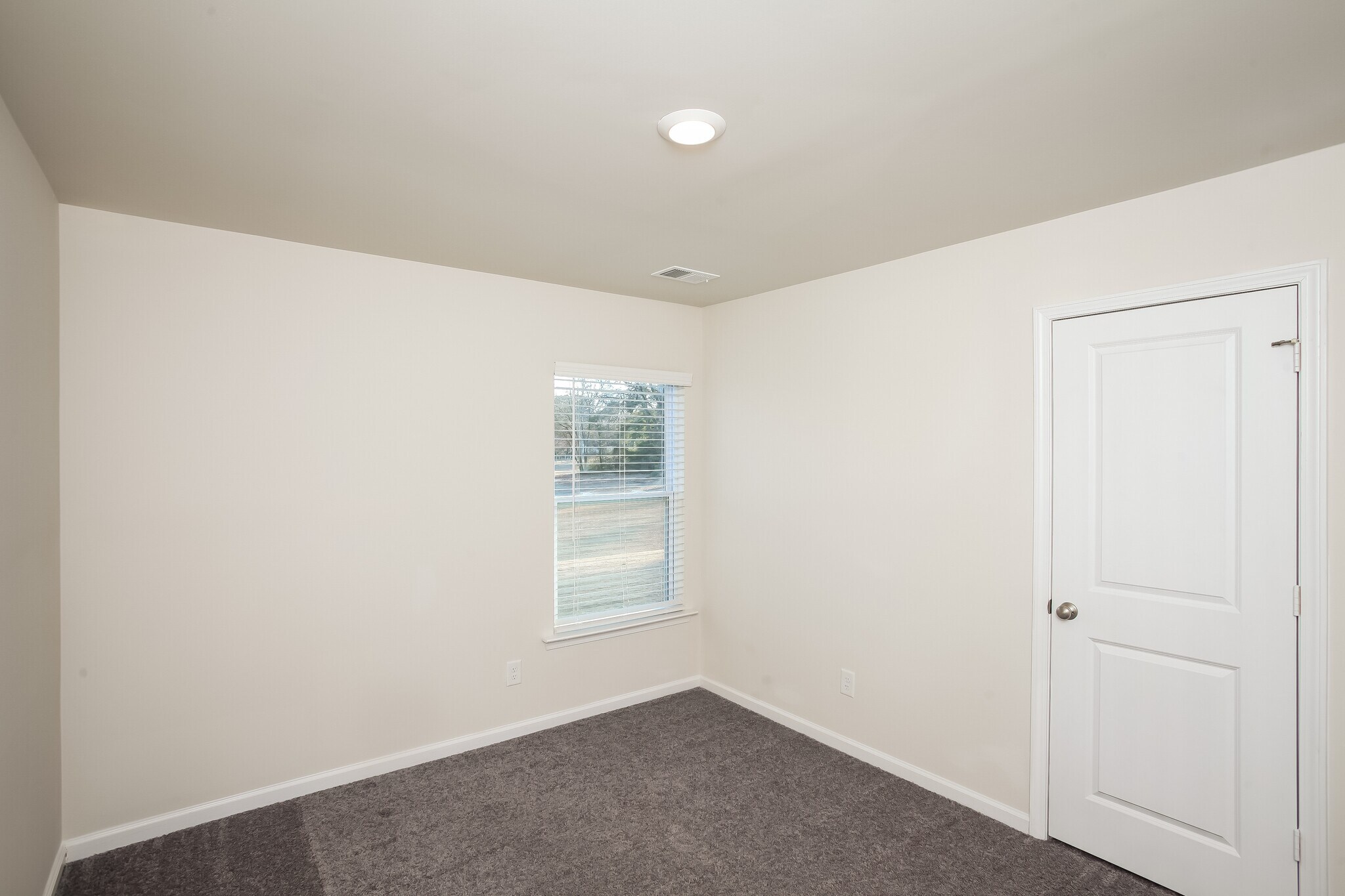 Building Photo - 1217 Lakeshore Dr