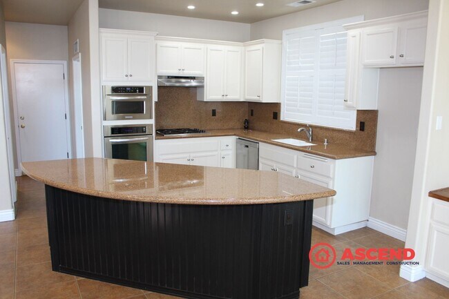 Building Photo - Beautiful 4 Bed / 2 Bath Home in Desirable Seven Oaks Community!