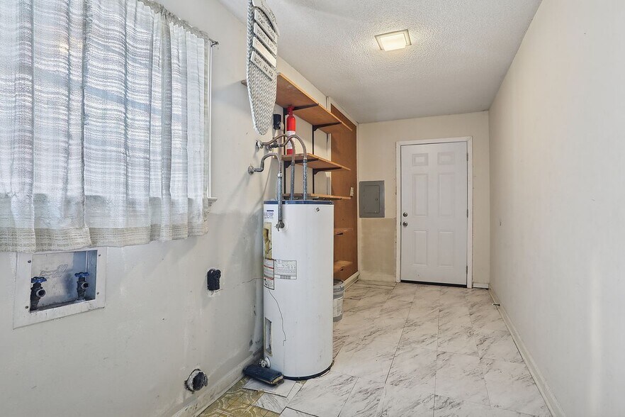 Building Photo - 2124 Stonehenge Ave
