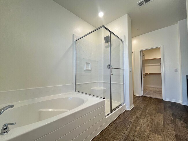 Building Photo - Spacious 3 bedroom, 3-bathroom condo for rent