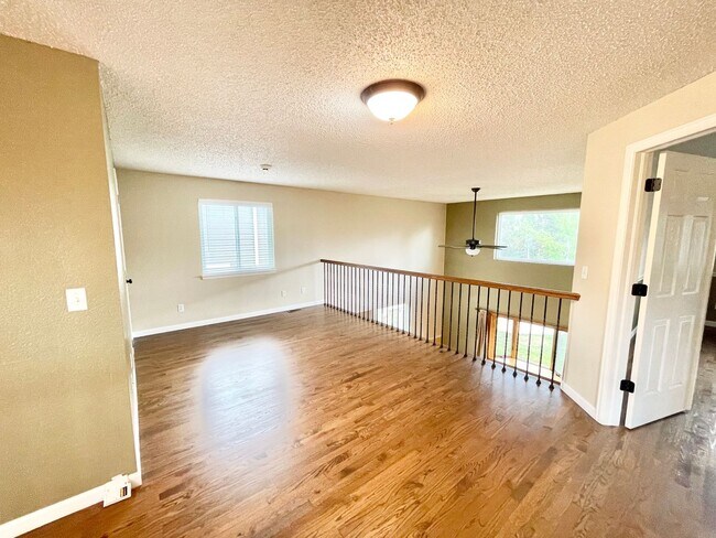 Building Photo - Large Clean Home in Aurora