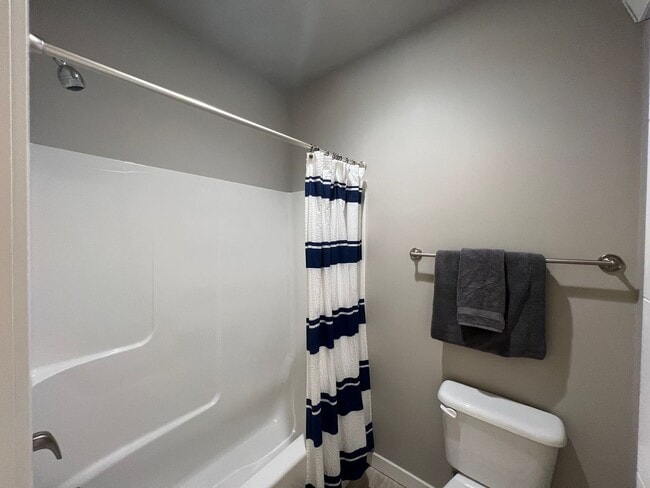 Building Photo - Newer 5 Bedroom House close to Shopping, Lake Padden, WWU, South Side of Bellingham
