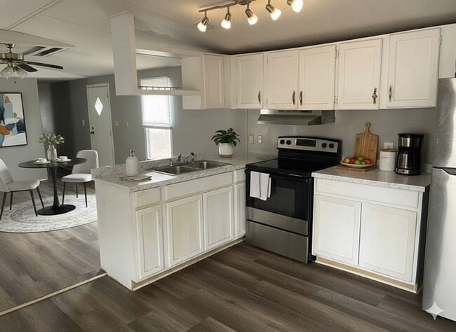 Building Photo - 3-bedrooms and 2-bathrooms Mobile-home