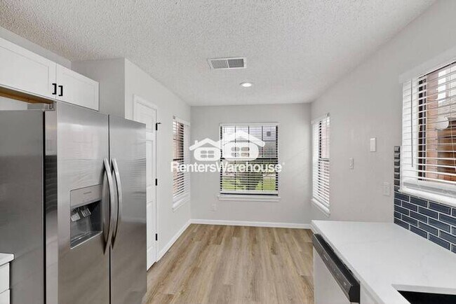 Building Photo - MOVE IN READY - 3BED/2.5BATH - CARROLLTON ...