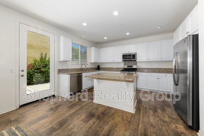 Building Photo - 28468 Sunflower St