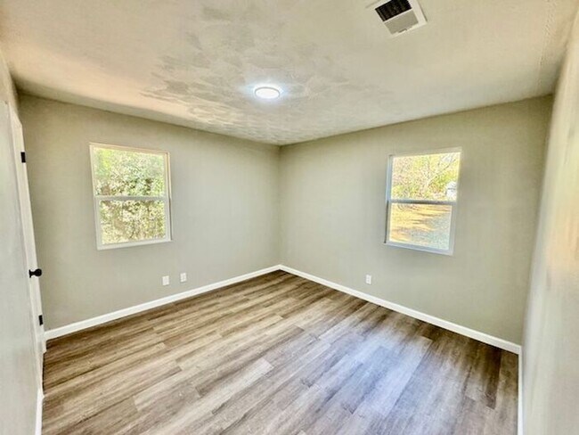 Building Photo - MOVE IN SPECIAL