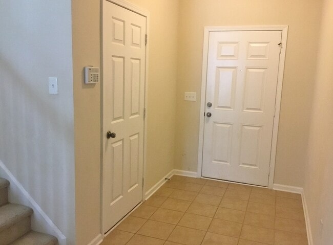 Building Photo - End Unit Townhome with Tons of Extra Storage!