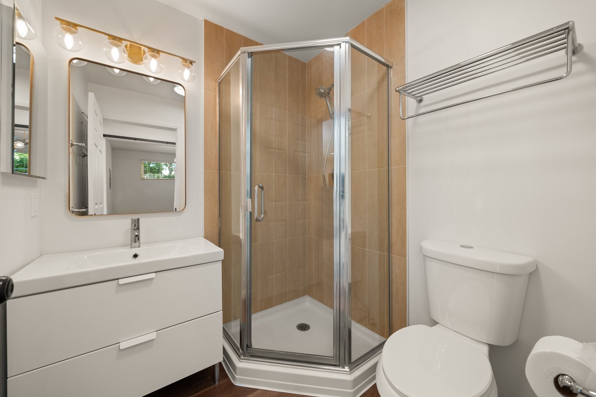 Building Photo - 5136 Hillcrest Dr