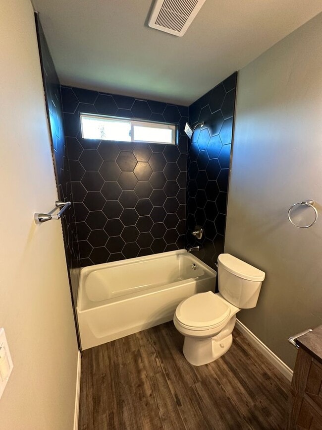 Building Photo - Charming 3 Bedroom 2 bathroom back house in the heart of San Diego's most desirable neighborhoods!