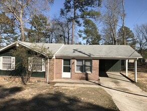 Building Photo - 3 Bed, 1.5 Bath House