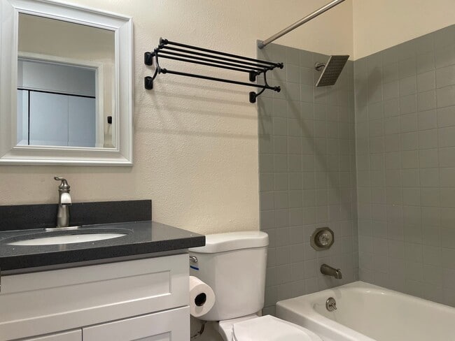 Building Photo - $500 off 1st months rent!!  Bright and Modern Northgate Condo!