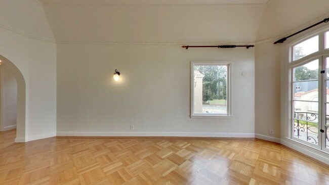Building Photo - Lakeside 3 Bedroom / 3 Bathroom Single Fam...