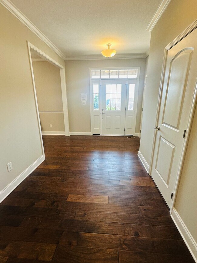Building Photo - Incredible views 4 bed / 2.5 bath, master on main